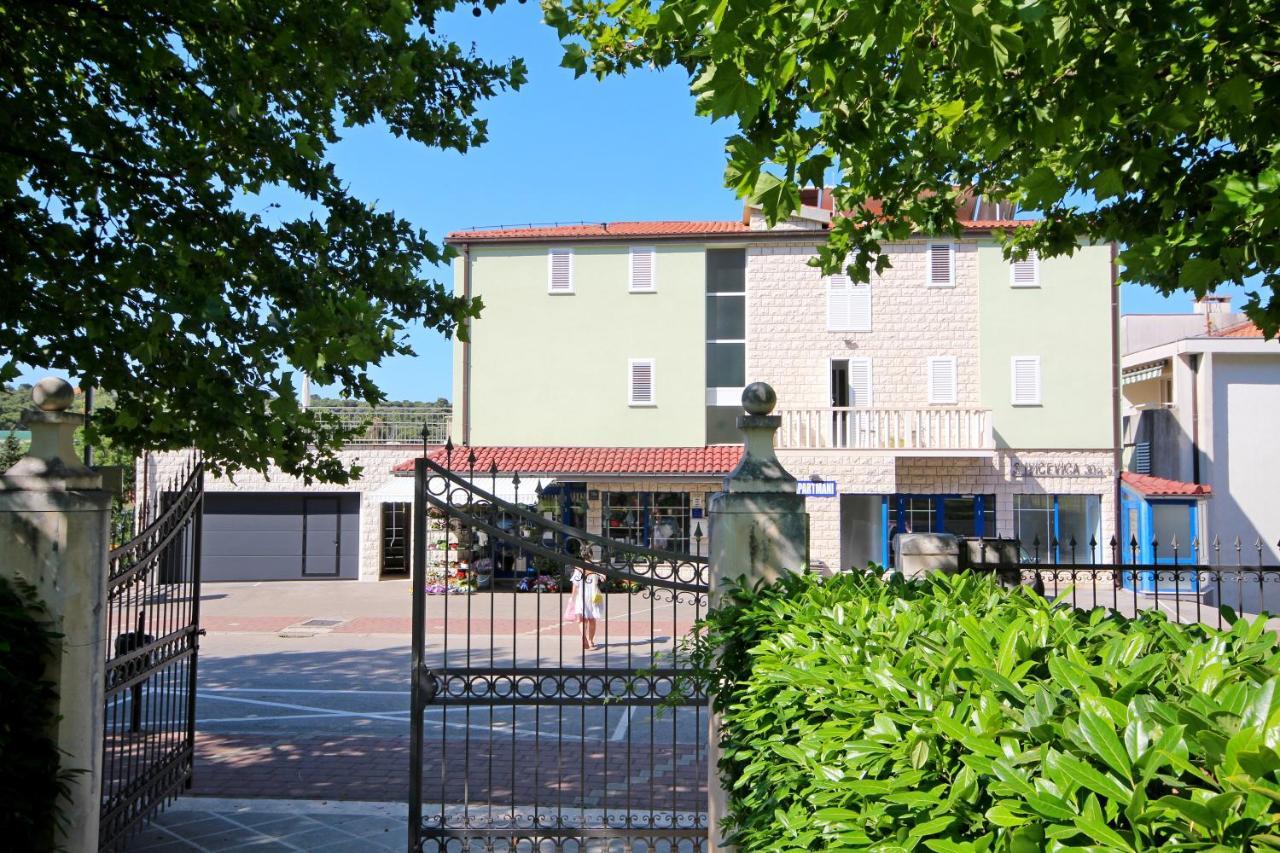 Apartment Vucic Макарска Экстерьер фото